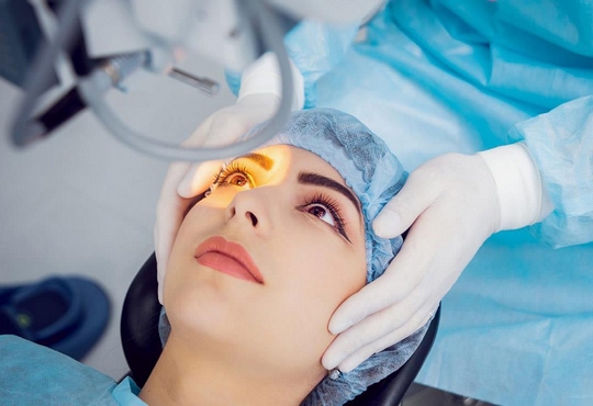 مشاكل النظر التي تعالجها جراحة العيون بالليزر وأبرز خصائص هذا الإجراء